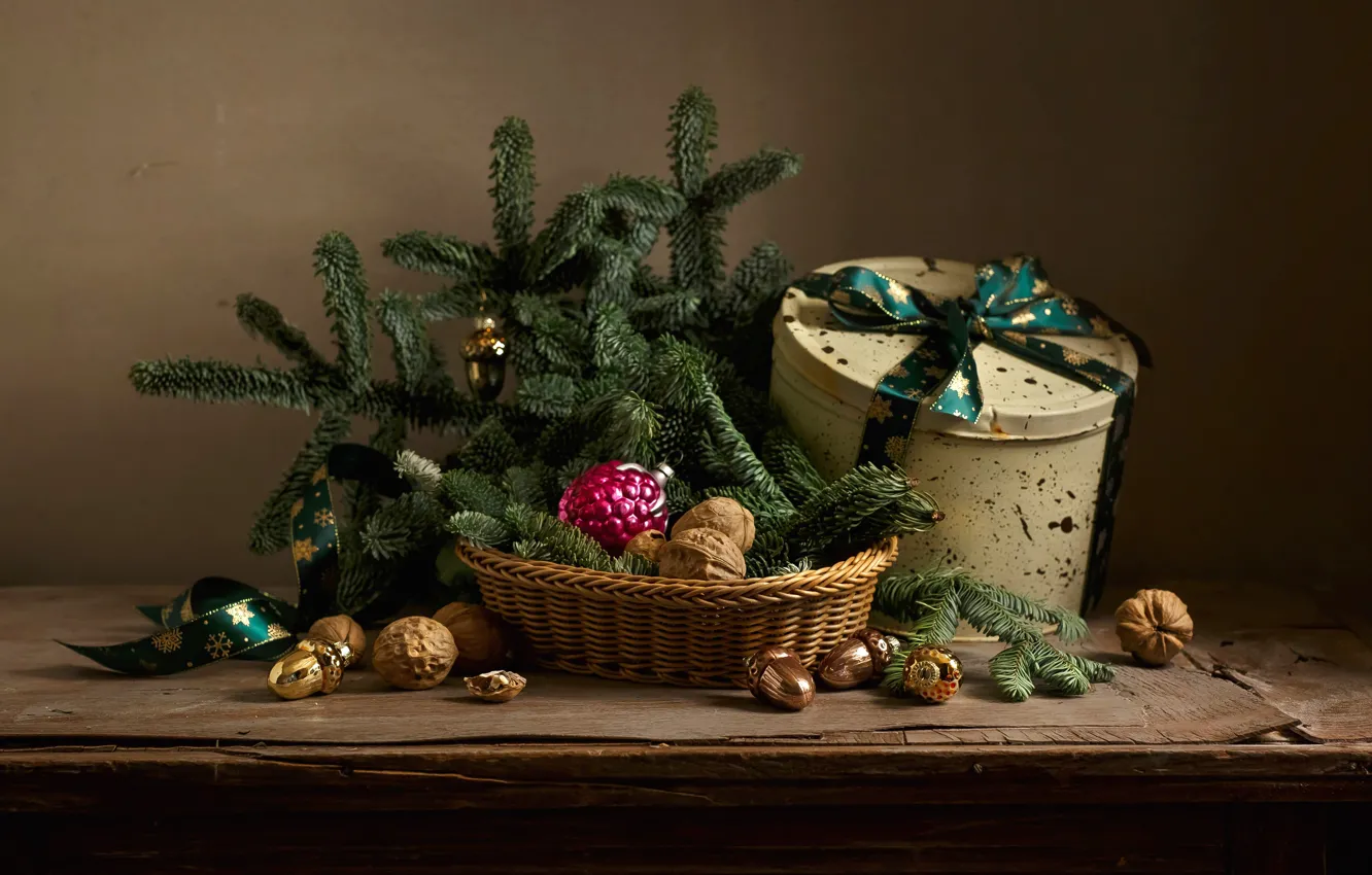 Фото обои украшения, ветки, праздник, коробка, игрушки, новый год, ель, лента