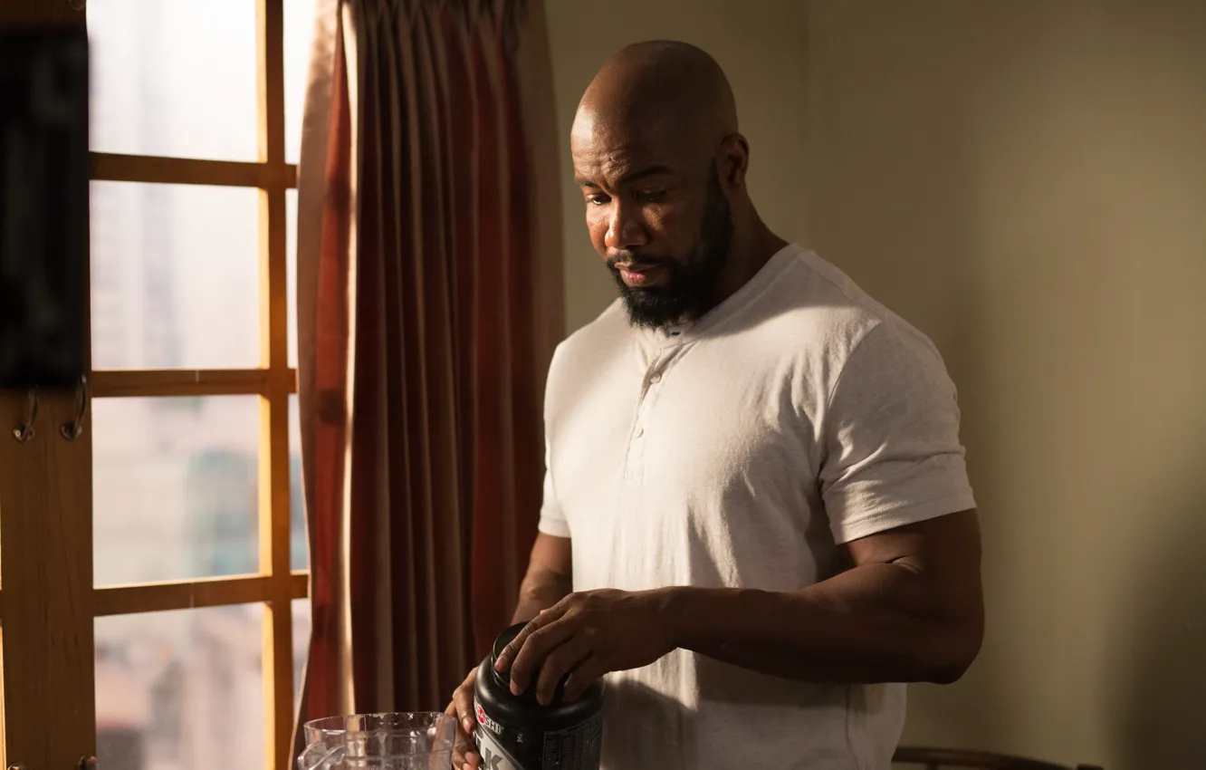 Фото обои поза, окно, мужчина, борода, протеин, Майкл Джей Уайт, Michael Jai White, Never Back Down 3