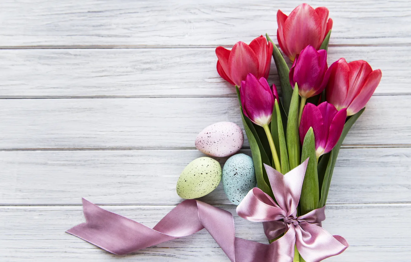 Фото обои цветы, яйца, colorful, Пасха, тюльпаны, happy, wood, pink
