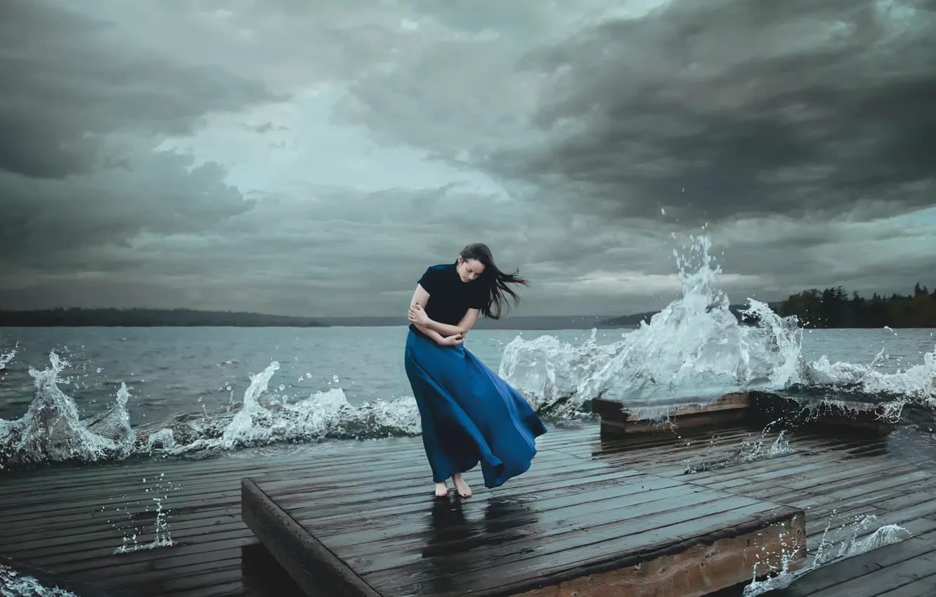 Фото обои волны, девушка, тучи, шторм, ветер, стихия, Kelsie Taylor