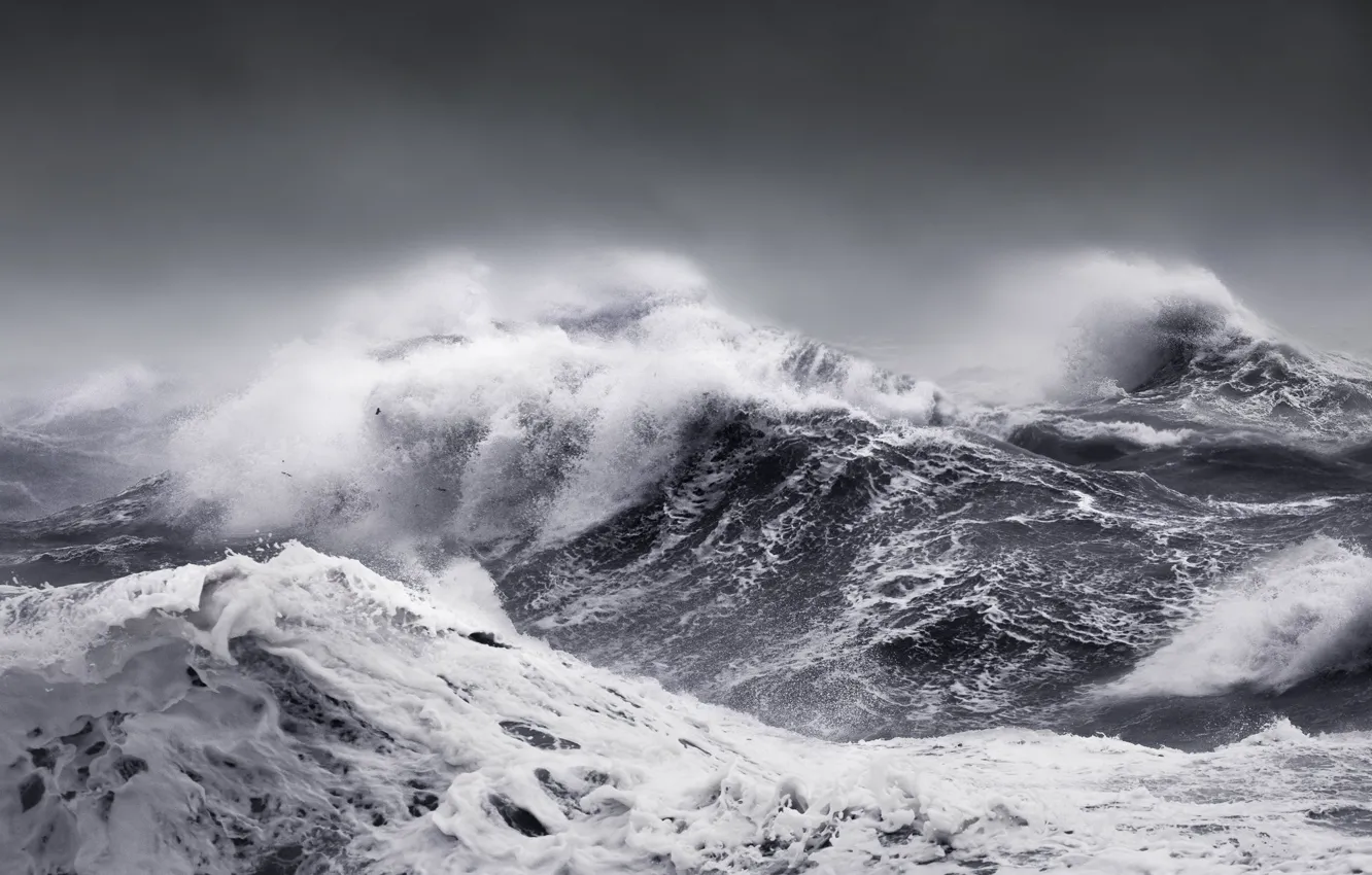 Фото обои море, волны, небо, брызги, тучи, шторм, стихия, волна