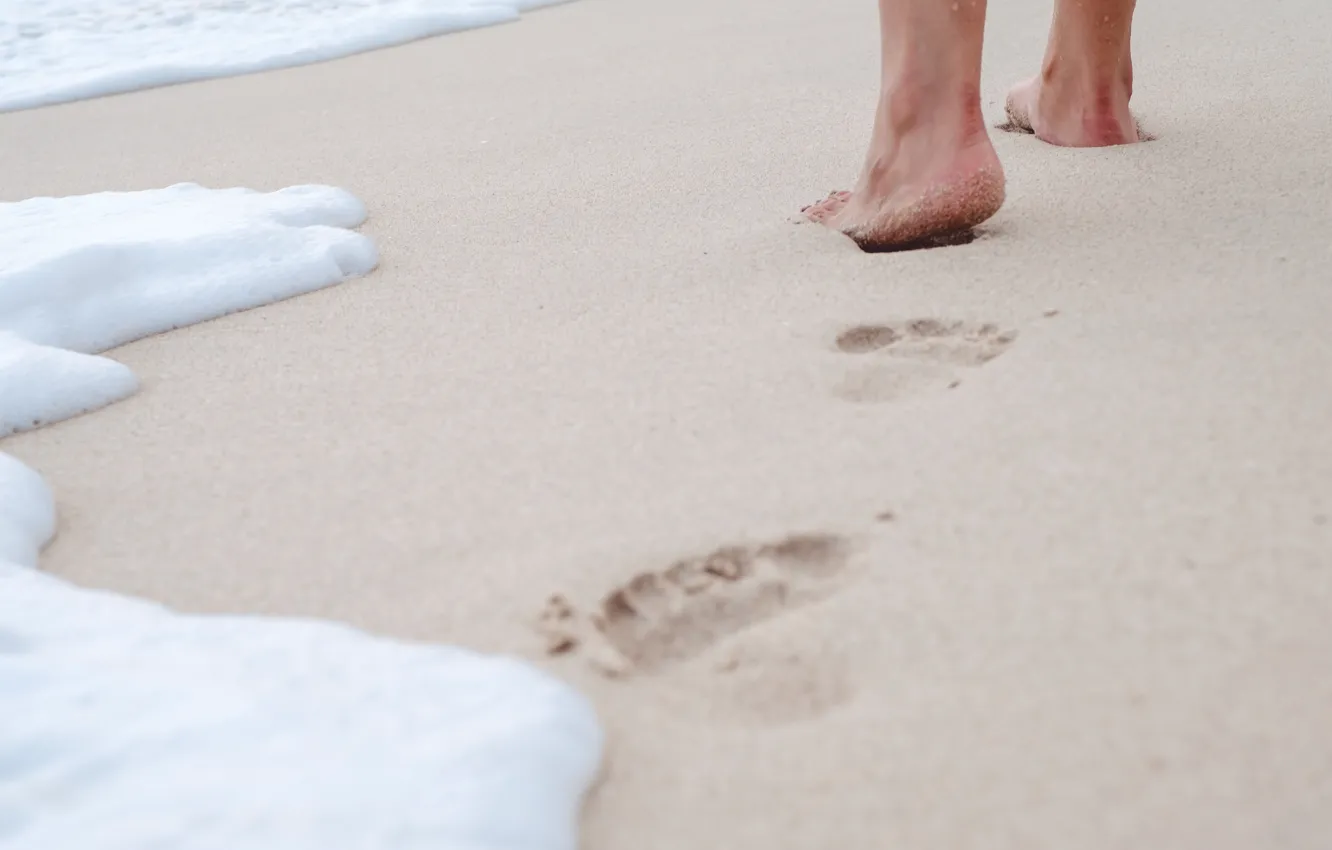 Фото обои песок, море, волны, пляж, лето, следы, отдых, ноги