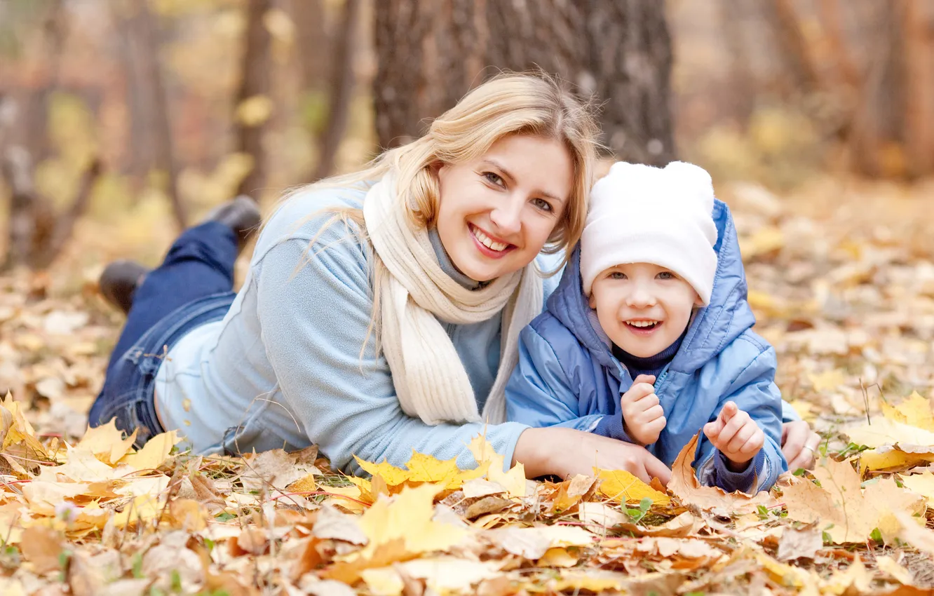 Фото обои осень, листья, парк, женщина, блондинка, ребёнок, улыбки