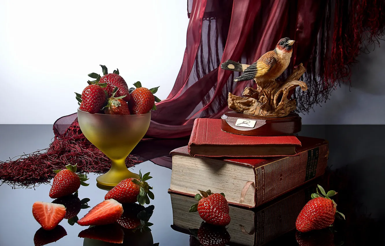 Фото обои стиль, отражение, ягоды, книги, клубника, статуэтка, птичка, натюрморт
