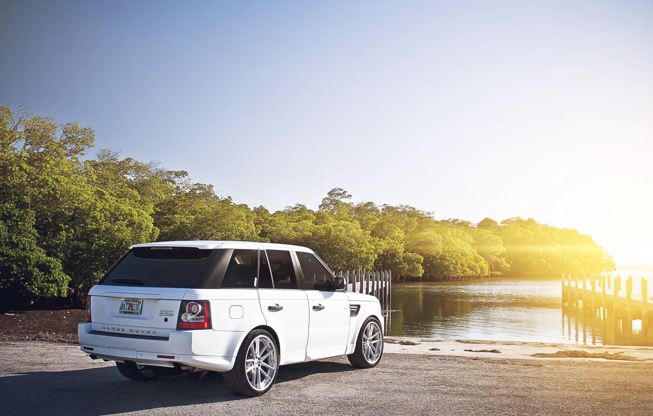 Фото обои белый, солнце, спорт, причал, white, Land Rover, Range Rover, речка