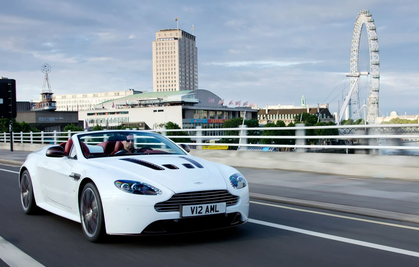Фото обои дорога, белый, город, Aston Martin, Лондон, Vantage, колесо обозрения, суперкар