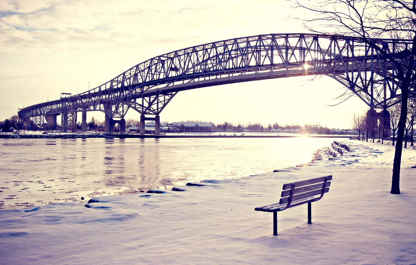 Фото обои зима, снег, скамейка, мост, река, лавочка