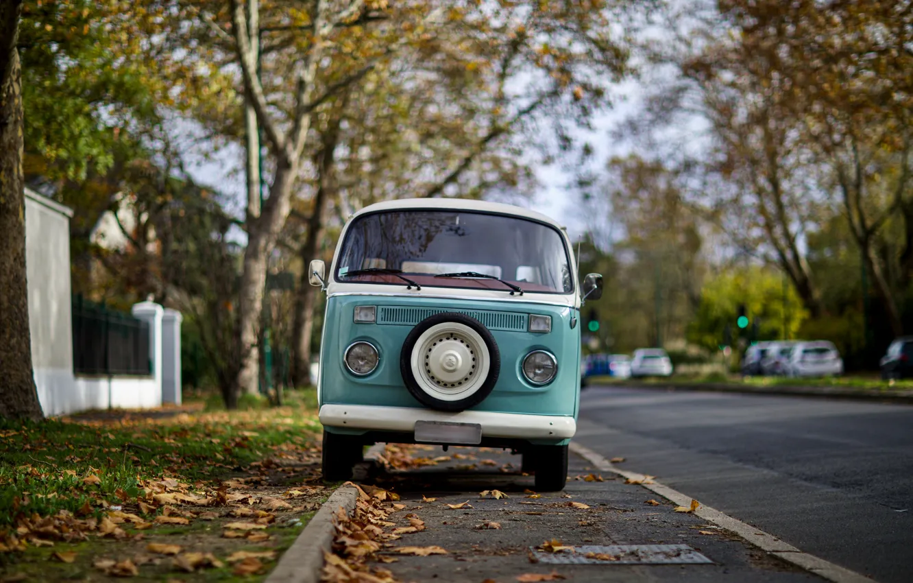 Фото обои листья, улица, боке, микроавтобус