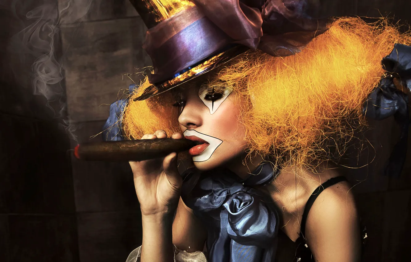 Фото обои девушка, дым, портрет, шляпа, клоун, сигара, бант, грим