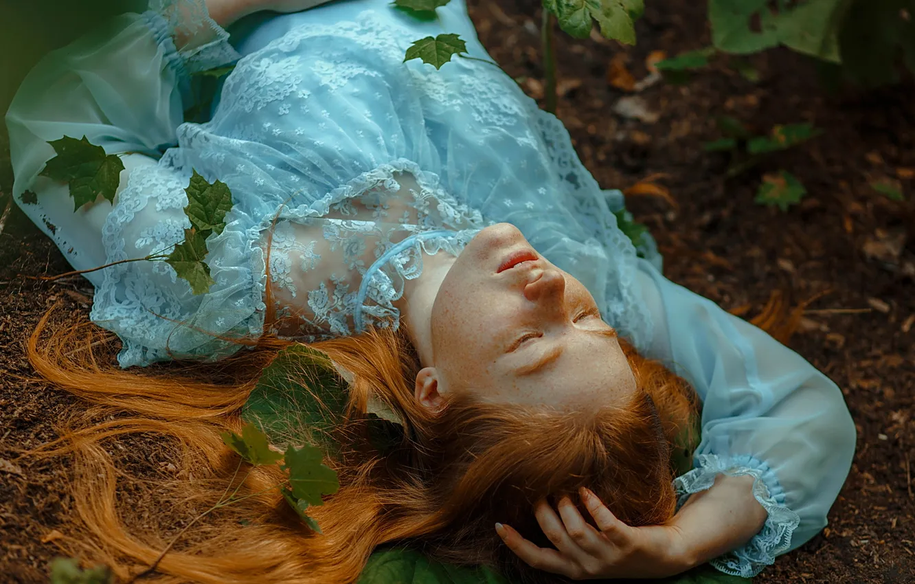 Фото обои листья, девушка, природа, поза, стиль, поляна, рука, лежит