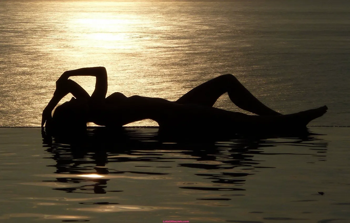 Фото обои море, вода, девушка, солнце, закат, блики, силуэт, лежит