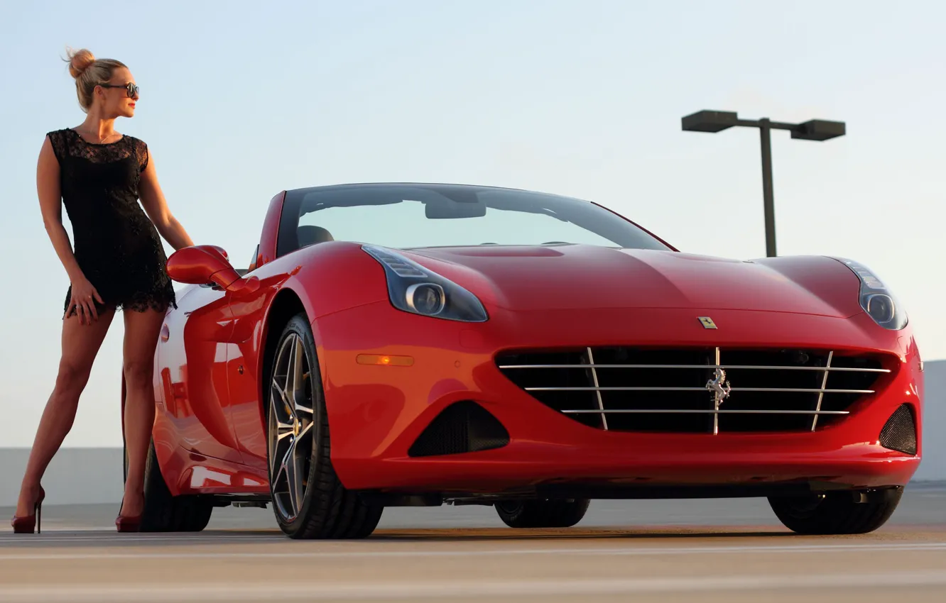 Фото обои девушка, девушки, платье, очки, стоянка, Ferrari, диски, красный авто