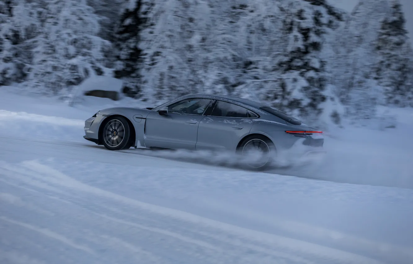 Фото обои снег, серый, Porsche, в движении, 2020, Taycan, Taycan 4S