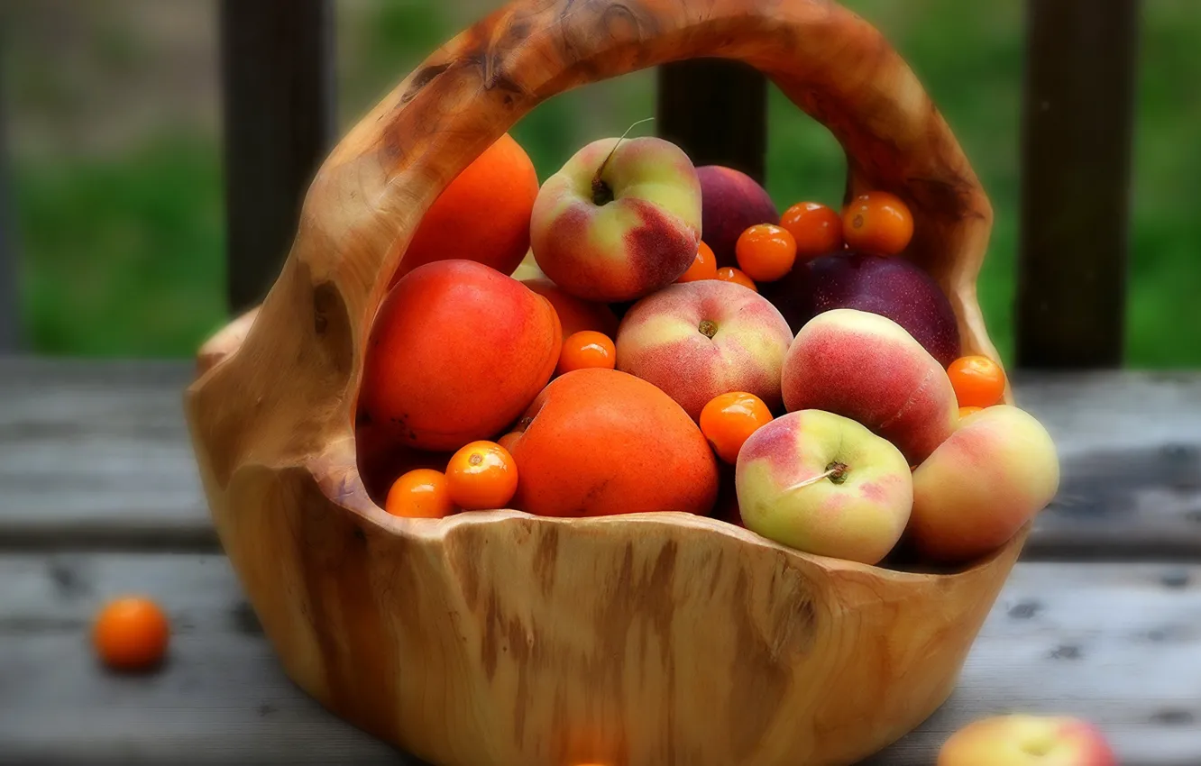 Фото обои размытость, персики, абрикосы, корзина с фруктами