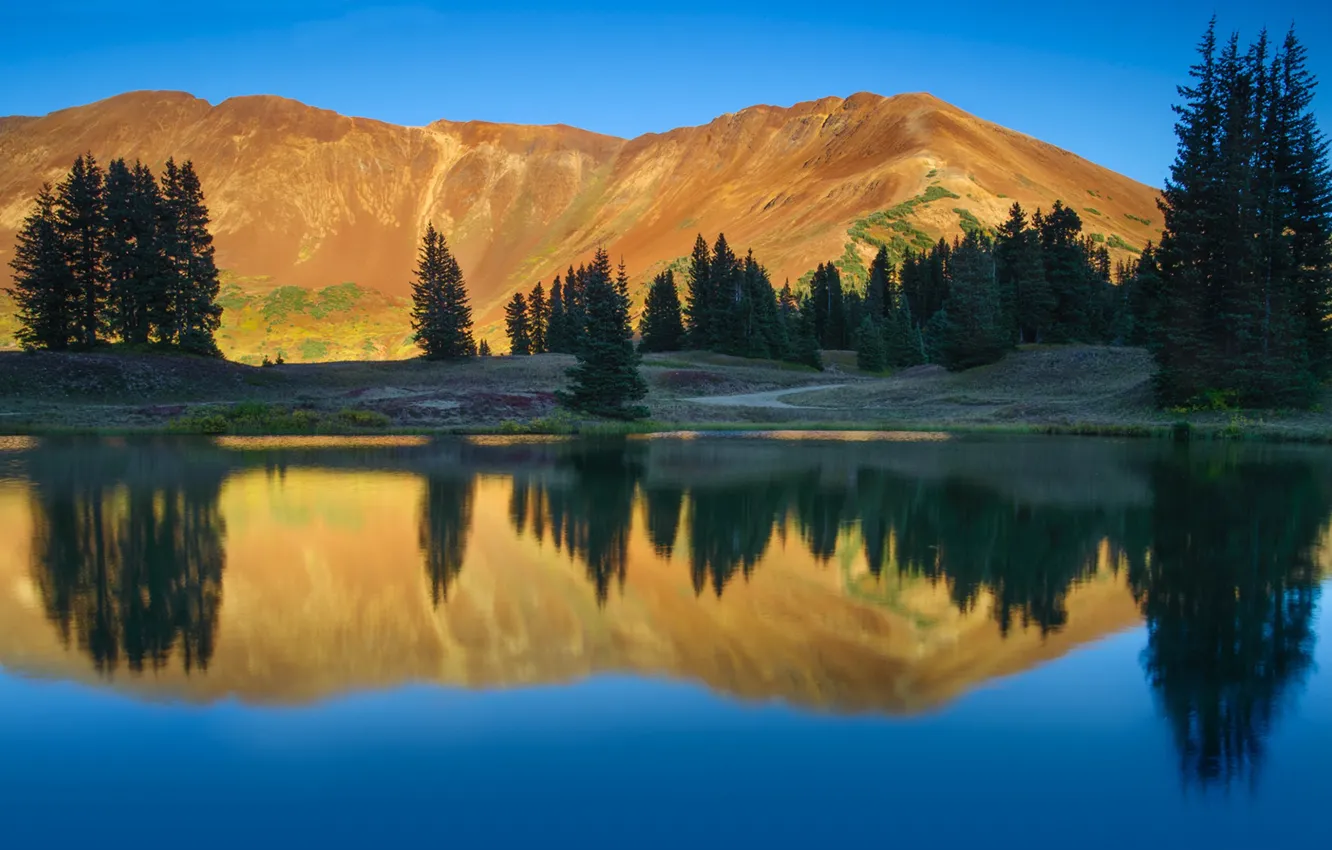 Фото обои небо, деревья, горы, озеро, отражение, колорадо, национальный парк