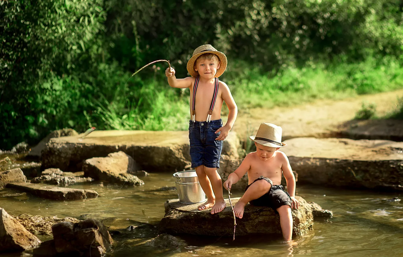 Фото обои лето, природа, дети, река, камни, рыбалка, ведро, рыбаки