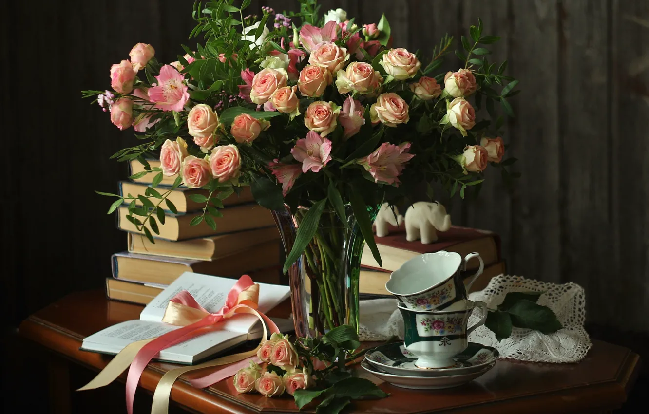 Фото обои цветы, книги, розы, чашки, лента, ваза, натюрморт, бант