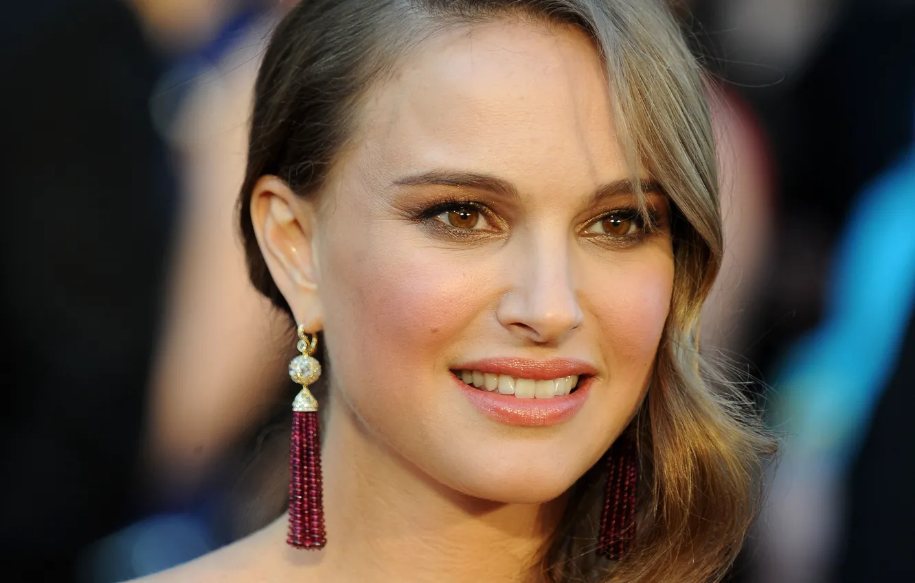 Фото обои глаза, взгляд, улыбка, серьги, актриса, Natalie Portman, Натали Портман