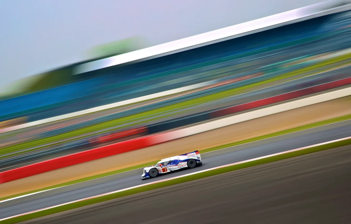 Фото обои Toyota TS040 Hybrid, Alexander Wurz, SIlverstone GP