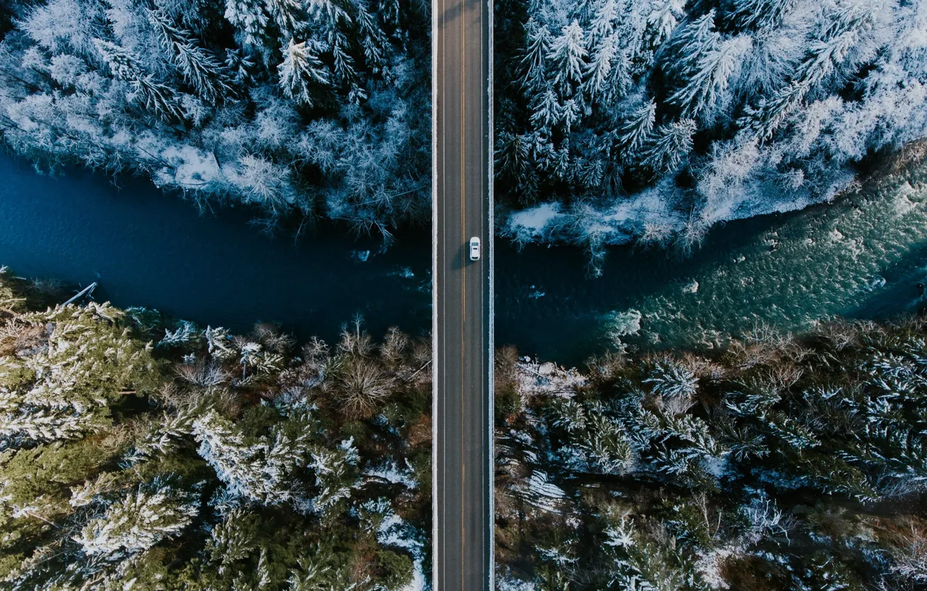 Фото обои зима, машина, снег, мост, река, леса, вид сверху