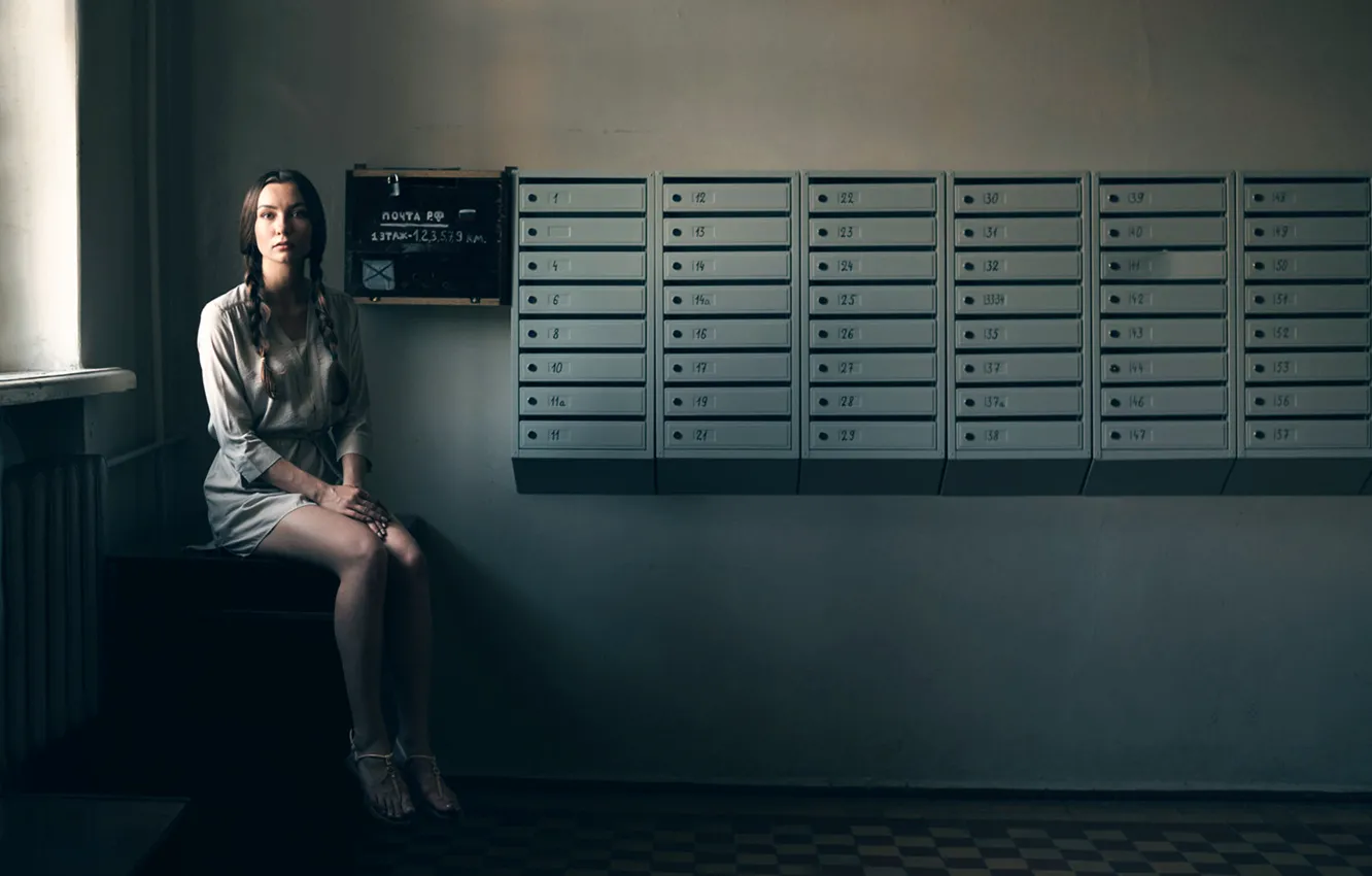 Фото обои девушка, ножки, почтовые ящики, общага, Ксенья