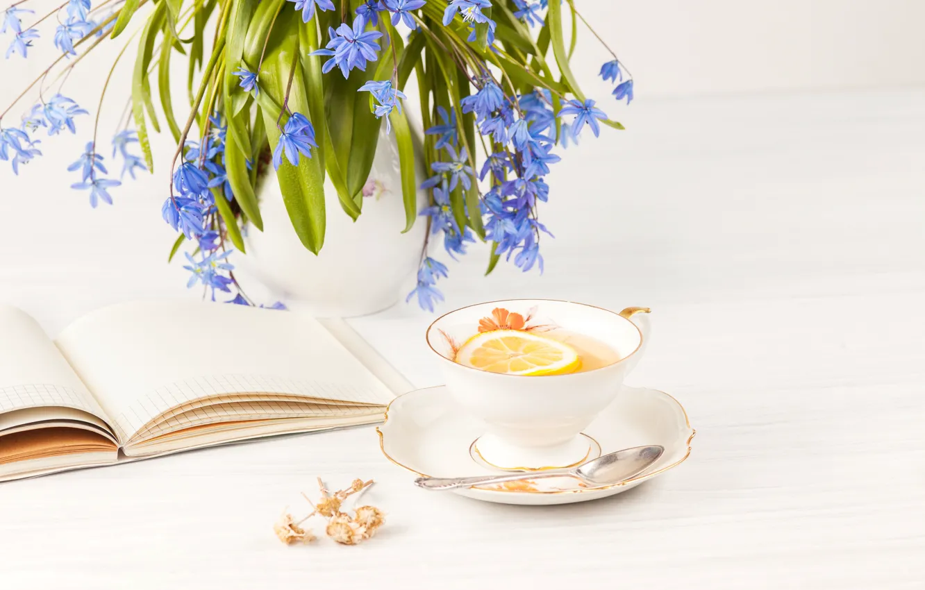 Фото обои листья, цветы, лимон, чай, букет, голубые, ложка, чашка