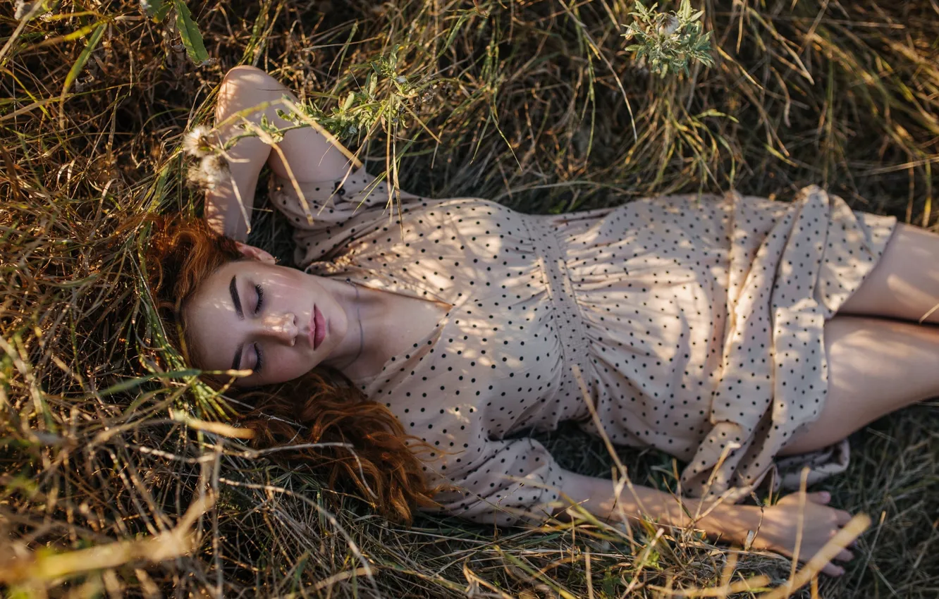 Фото обои трава, девушка, свет, природа, поза, платье, рыжая