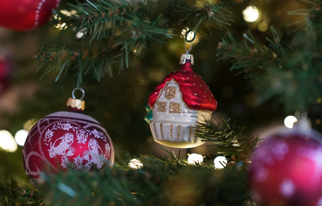 Фото обои украшения, праздник, шары, игрушки, новый год, рождество, домик, ёлка
