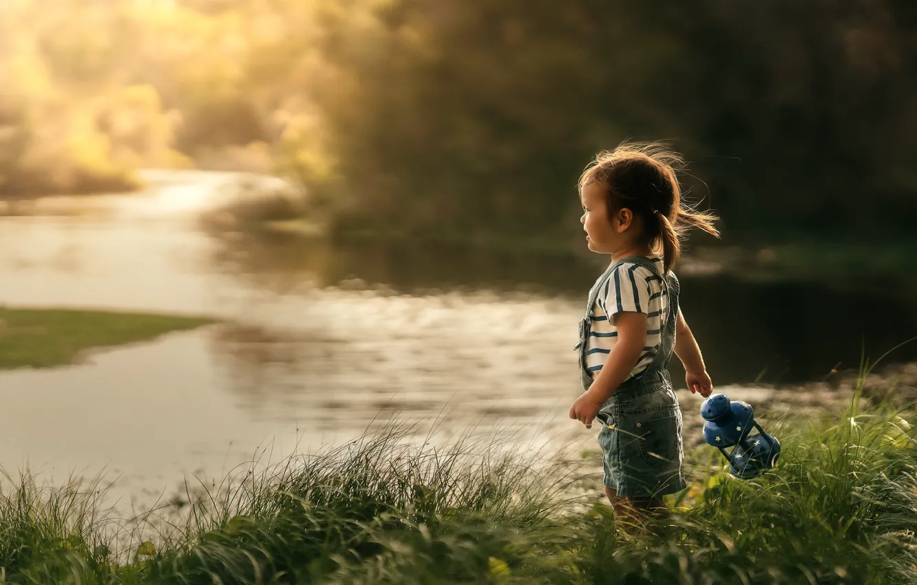 Фото обои лето, трава, природа, река, берег, девочка, фонарь, малышка
