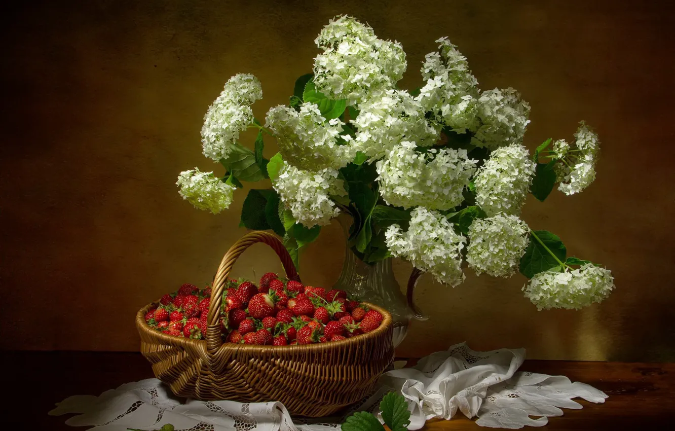 Фото обои цветы, ягоды, букет, клубника, ваза, натюрморт, корзинка, салфетка