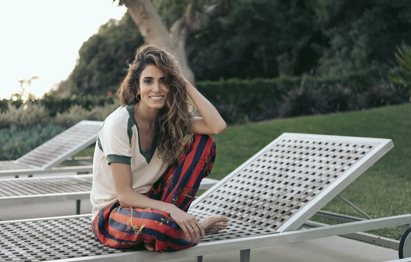 Фото обои поза, улыбка, актриса, сидит, Nikki Reed