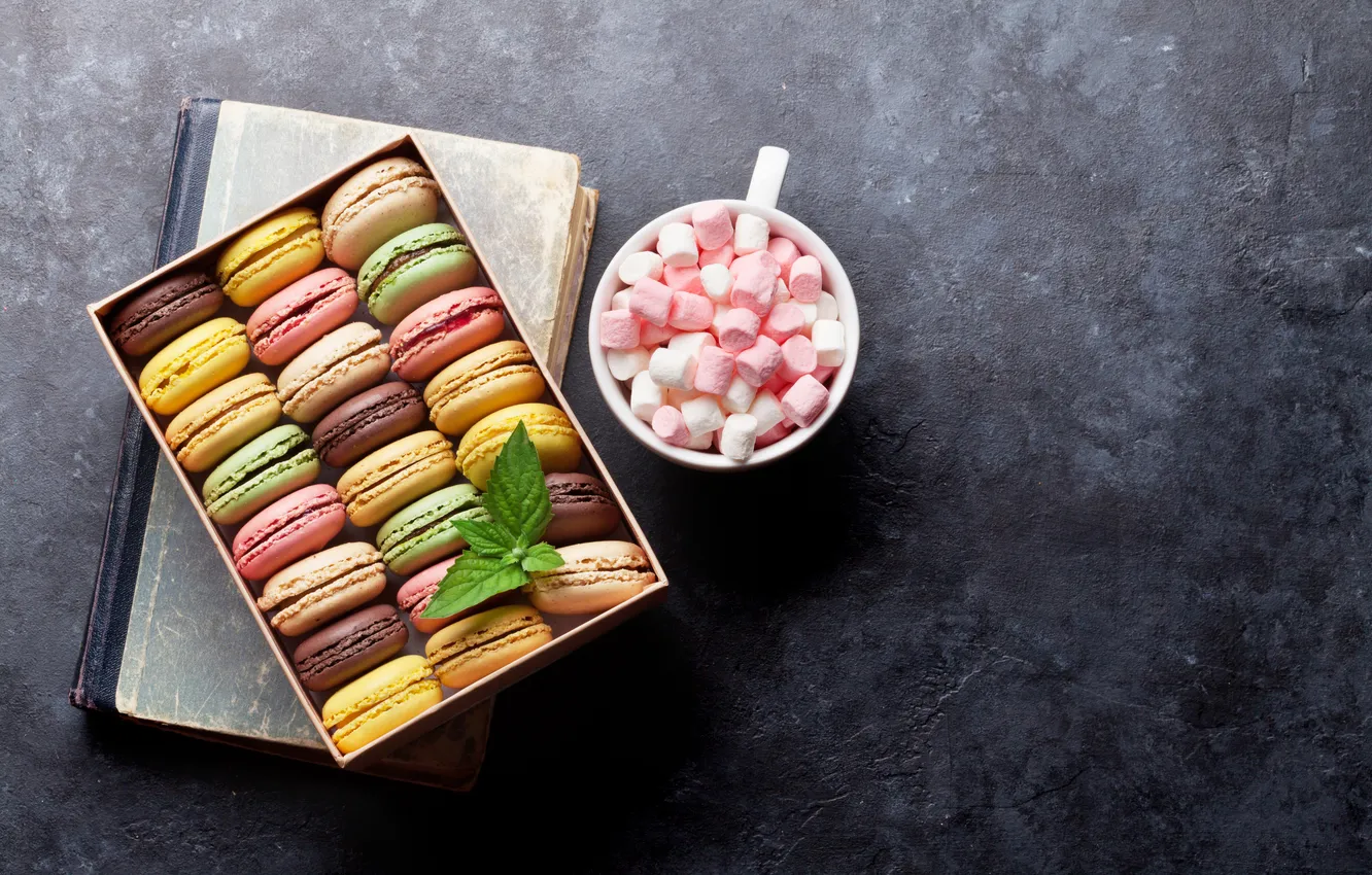 Фото обои цветы, подарок, colorful, wood, pink, flowers, macarons, gift box