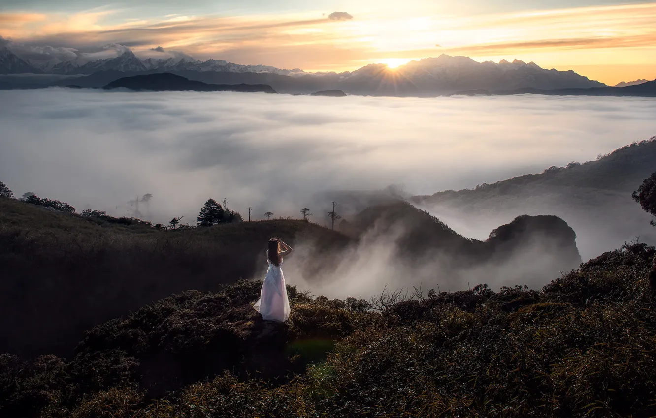 Фото обои взгляд, девушка, солнце, облака, свет, горы, поза, туман