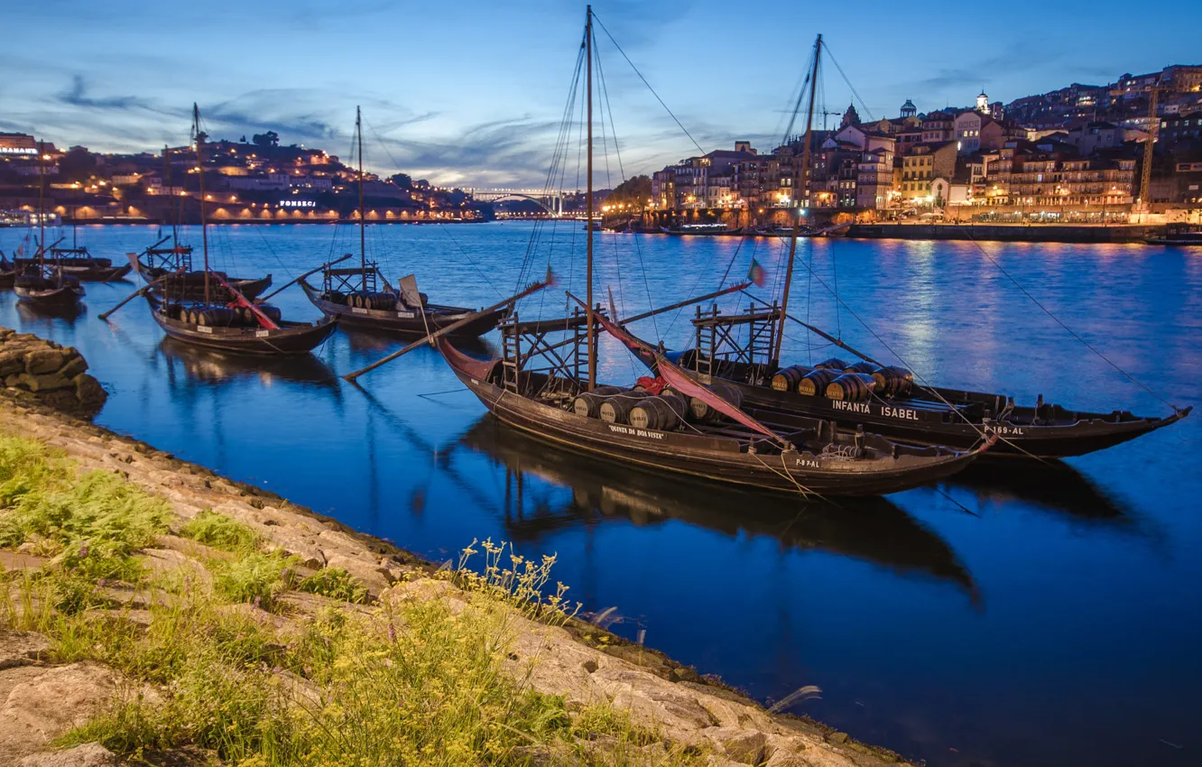 Фото обои город, река, дома, лодки, вечер, освещение, Португалия, гавань