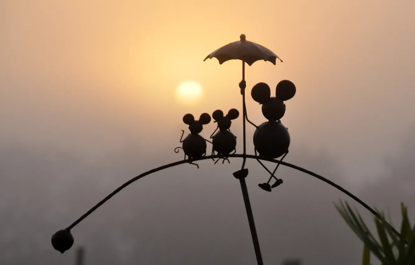 Фото обои закат, зонтик, мышки, мышата