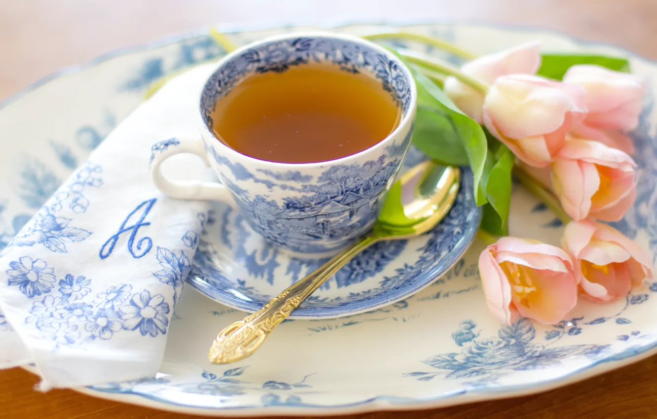 Фото обои цветы, чай, чашка, тюльпаны, тарелки, посуда, напиток, салфетка