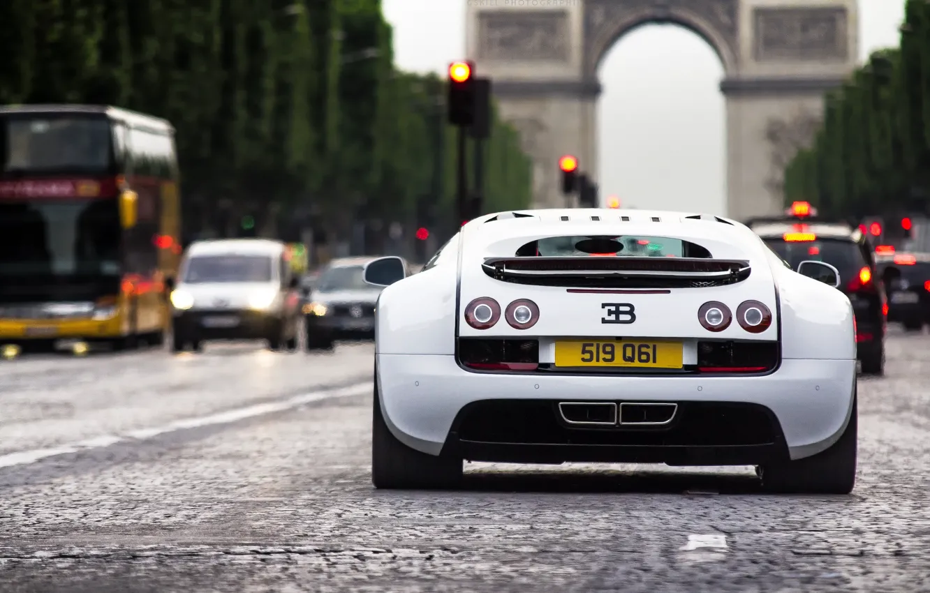 Фото обои белый, машины, город, Bugatti, арка, Veyron, white, бугатти