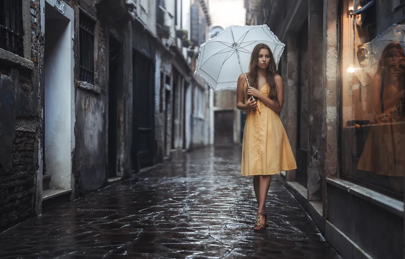Фото обои вода, девушка, дождь, улица, дома, зонт, платье, двор