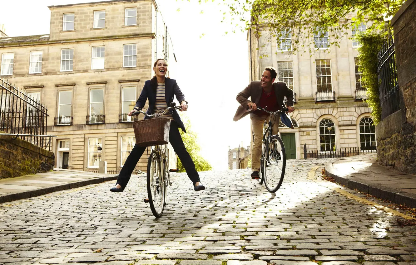 Фото обои девушка, город, настроение, парень, прогулка, велосипеды