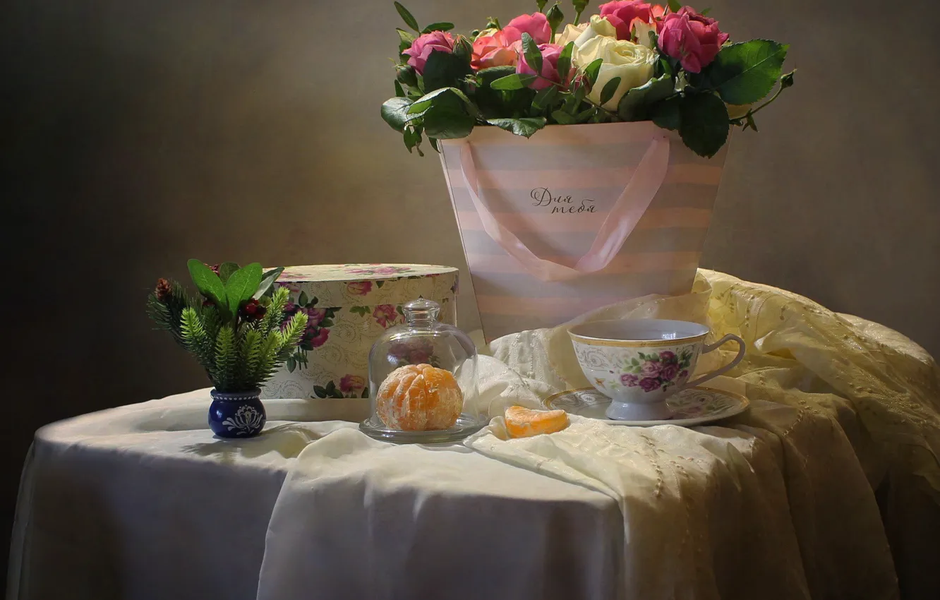 Фото обои цветы, стол, коробка, подарок, розы, долька, чашка, натюрморт