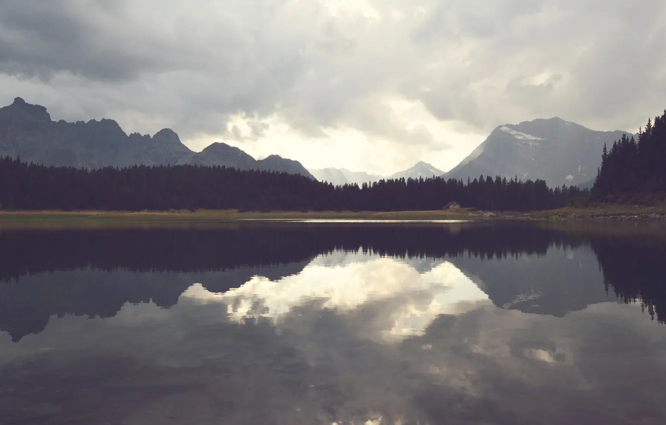 Фото обои небо, облака, деревья, горы, озеро, отражение, зеркало