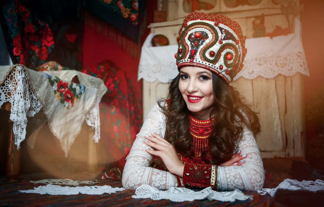 Фото обои девушка, улыбка, стиль, салфетки, кокошник, Анастасия Голубева, Анастасия Кукина