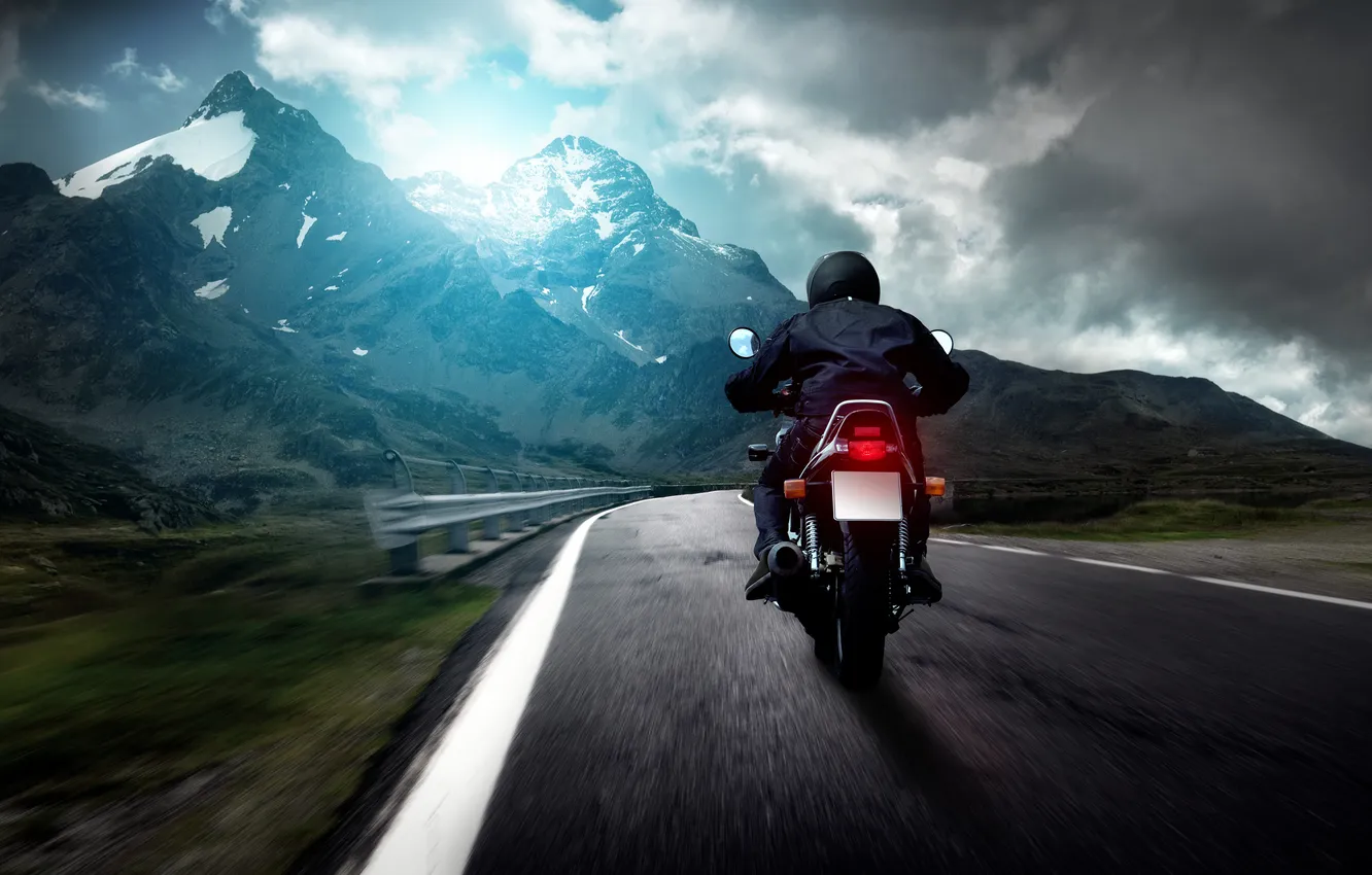 Фото обои дорога, облака, мотоциклист