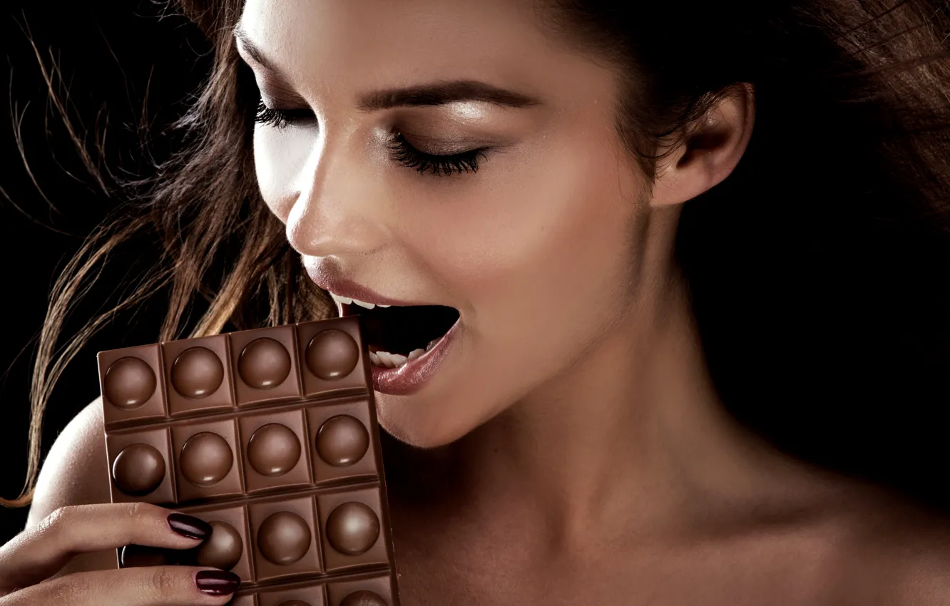 Фото обои woman, bar, Chocolate, fingers
