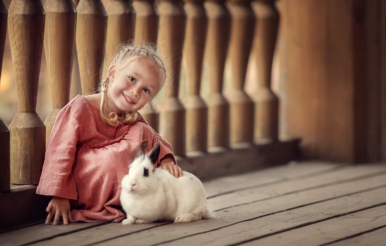 Фото обои улыбка, животное, доски, кролик, платье, девочка, малышка, ребёнок
