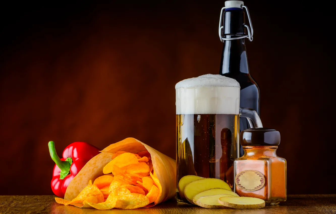 Фото обои пена, бутылка, пиво, кружка, перец, чипсы