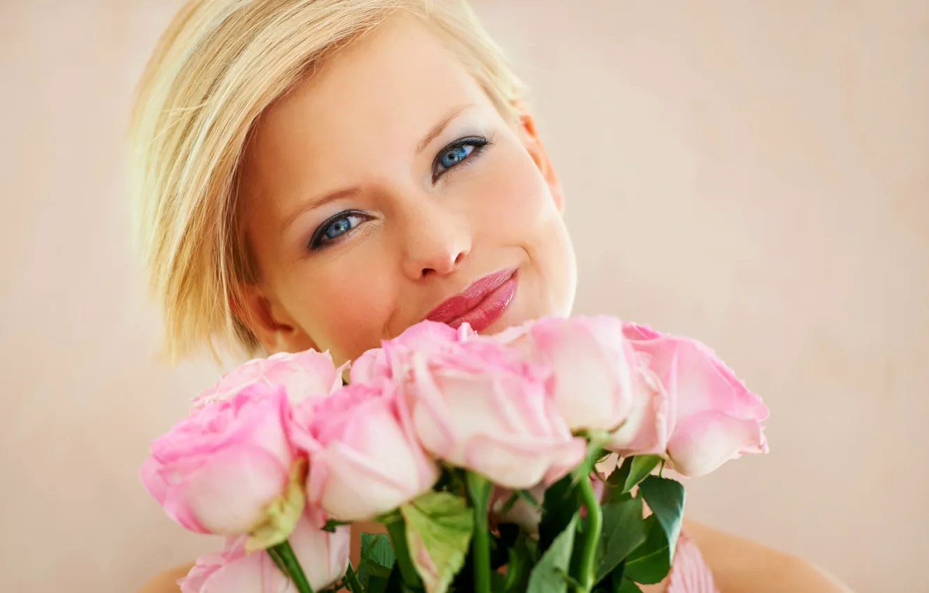 Фото обои цветы, лицо, улыбка, модель, розы, букет, блондинка