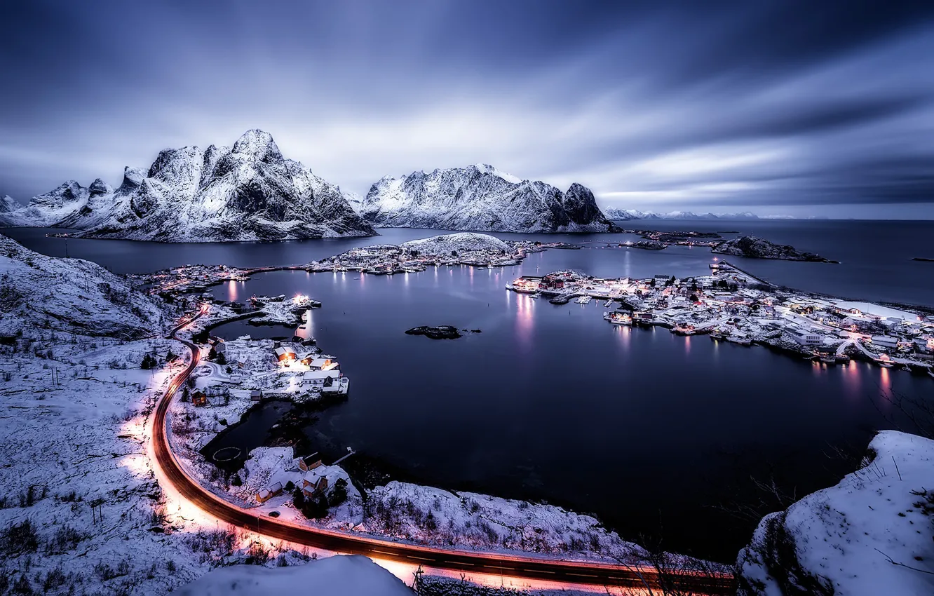 Фото обои зима, небо, свет, горы, тучи, городок, поселение, фьорд