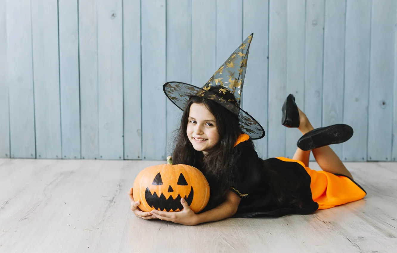Фото обои улыбка, праздник, девочка, Halloween, тыква, Хэллоуин, колпак
