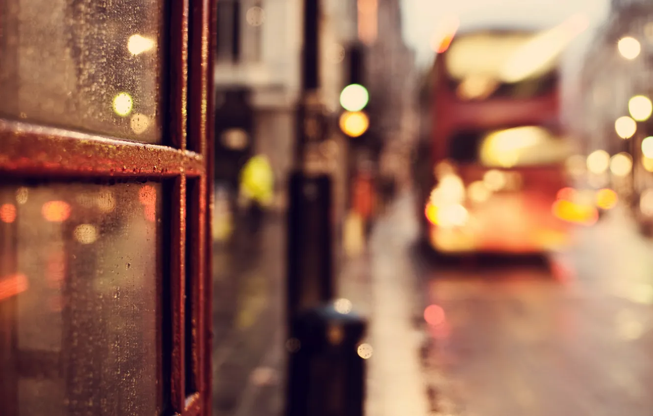 Фото обои дорога, стекло, капли, макро, город, огни, дождь, Англия